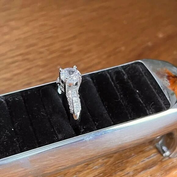 NWOT Silver Size 7 Gorgeous Ring with lots of bling, - Picture 7 of 12